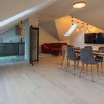 Apteegimaja * Rongu